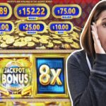 what triggers a jackpot on a slot machine