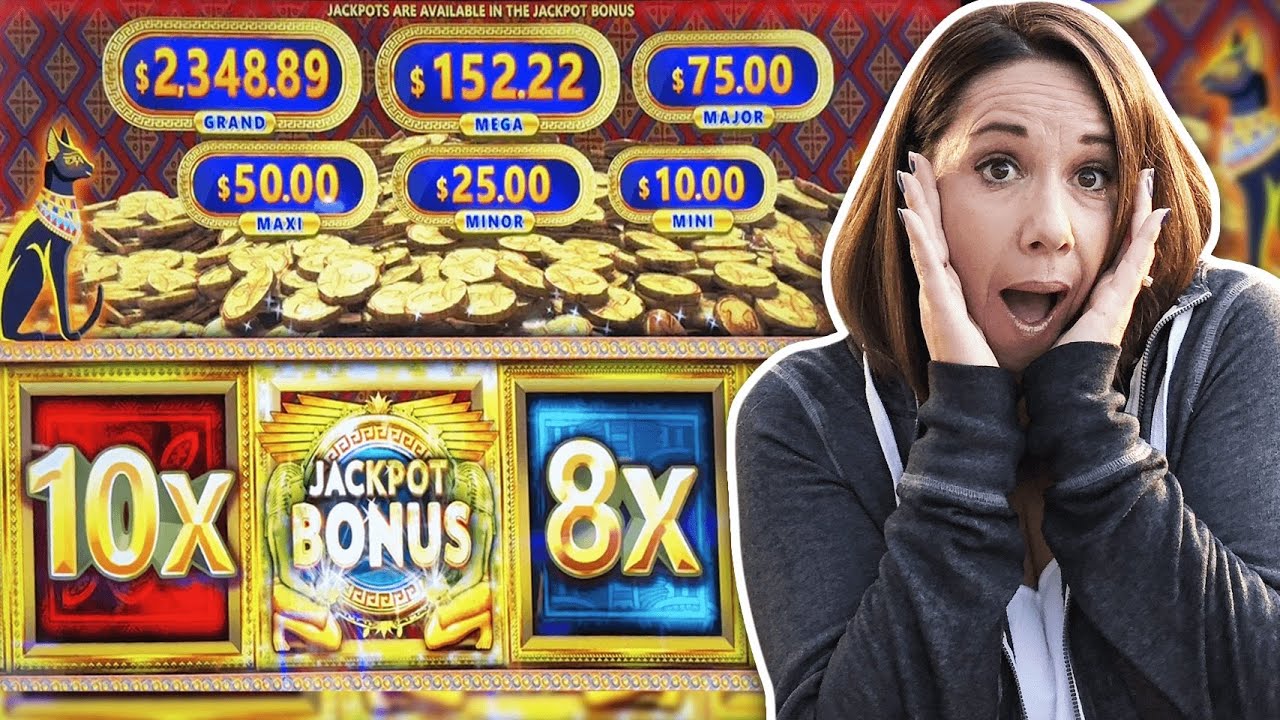 what triggers a jackpot on a slot machine